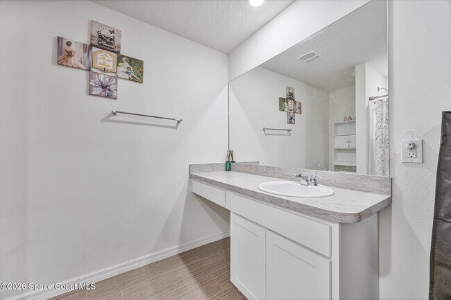 Building Photo - 1550 Leeward Ave SE