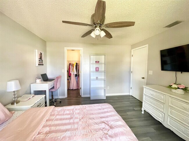 Building Photo - 1150 SW Jumper St