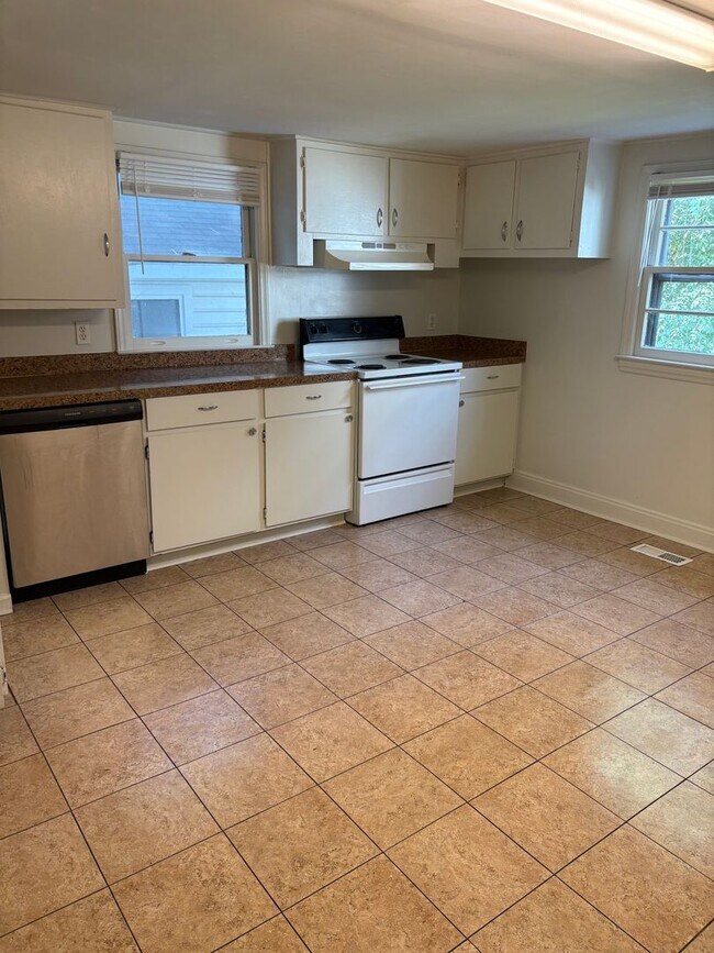 Building Photo - Spacious Renovated Lakewood Duplex! Walk t...