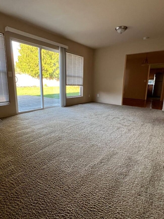 Building Photo - 4 Bedroom, 2 Bath Rambler, Large Fenced back yard, Attached Garage.