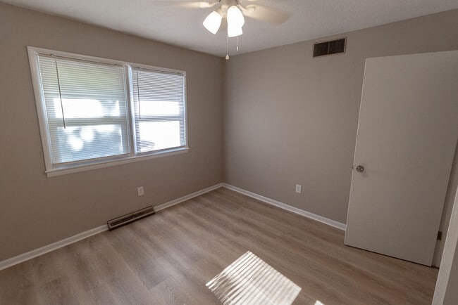 Building Photo - 3006 Lynnwood Dr