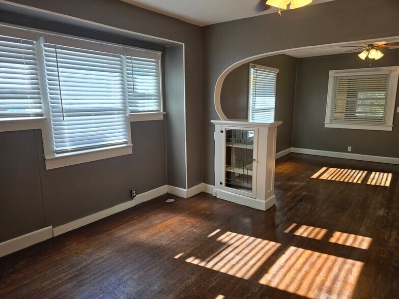 Building Photo - 709 N Drexel Ave