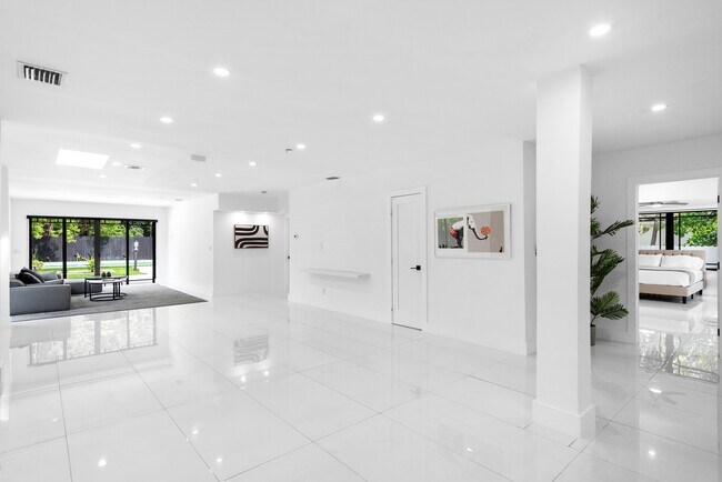 Building Photo - 941 NE 83rd St