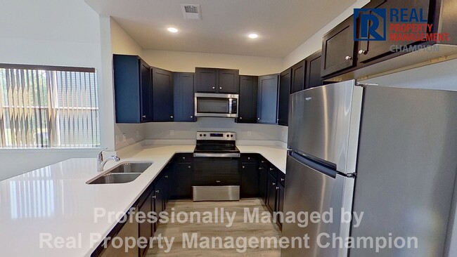 Building Photo - Beautiful and Spacious End Unit Townhouse