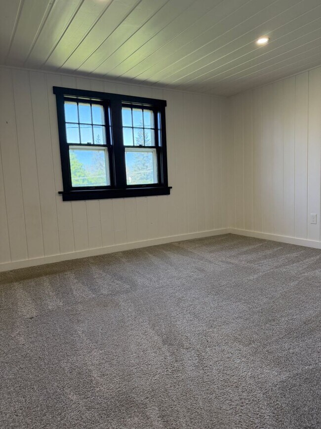 Building Photo - 5 Bedroom 3 Bathroom Southhill Home for Rent