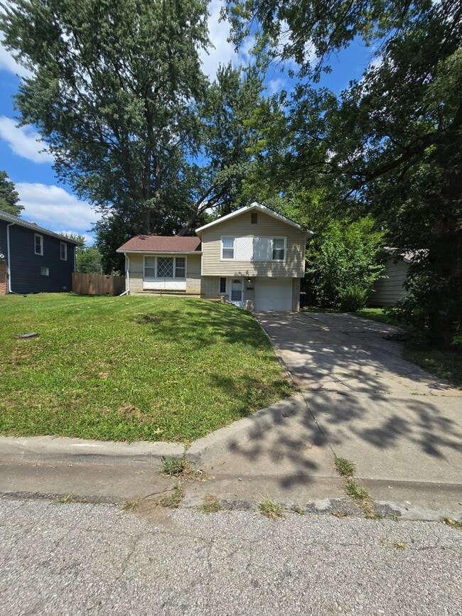 Building Photo - Newly renovated 3 bedroom Move in now
