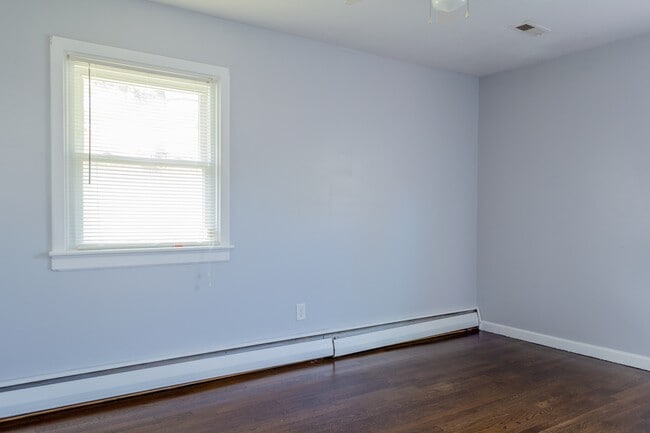 Building Photo - 409 Seabury Ave
