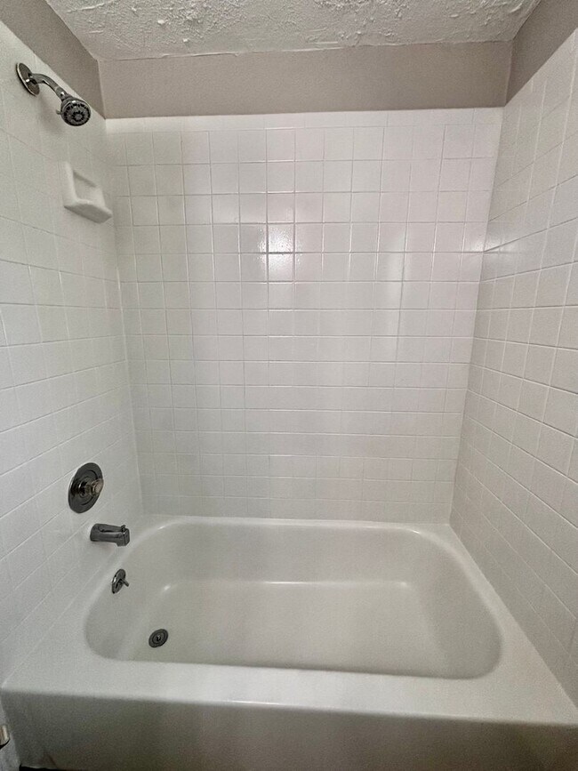 Building Photo - Spacious 3 bedroom 1.5 bath townhome with ...