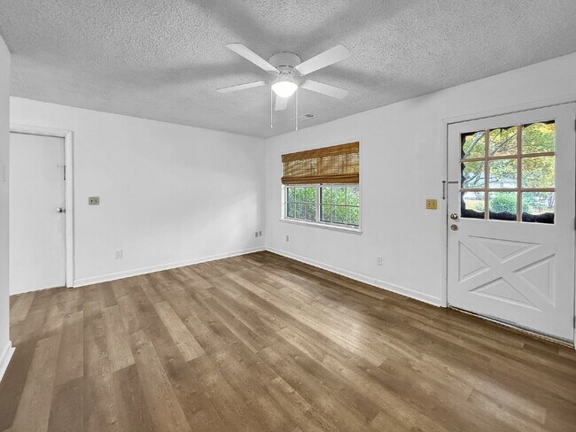 Building Photo - Charming 3-Bedroom Brick Ranch with Large ...