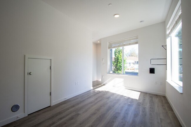 Building Photo - Stylish 2-Bedroom Townhouse in St John's R...