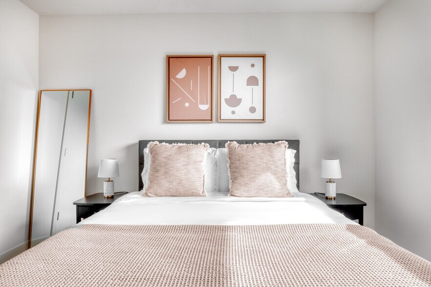 Building Photo - 330 3rd Ave W