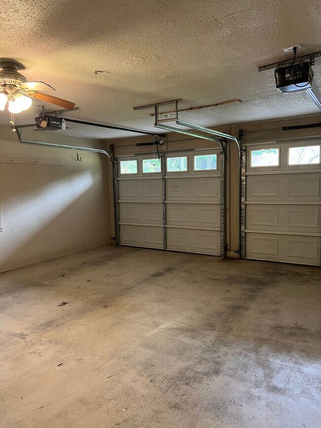 Building Photo - 3 br, 2 bath House - 201 Colonial Dr