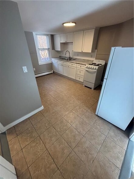 Building Photo - 780 Main St