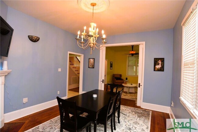 Building Photo - Spacious and fully furnished Victorian beauty