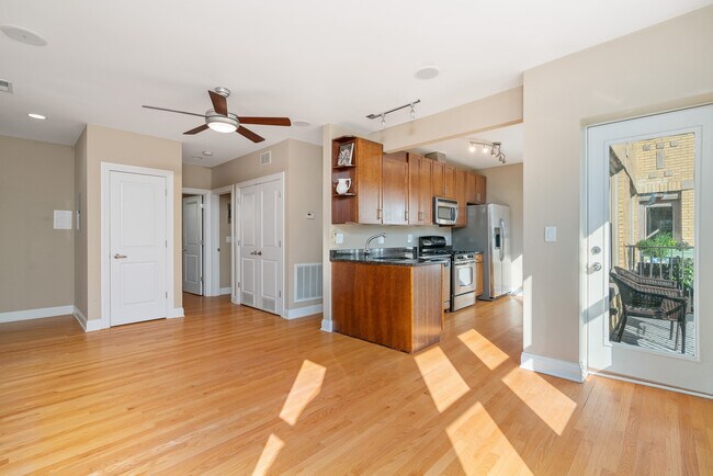 Building Photo - 2142 W Addison St