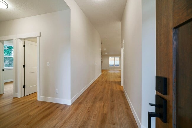 Building Photo - 3Bd/2Ba Single Story Home - Available earl...