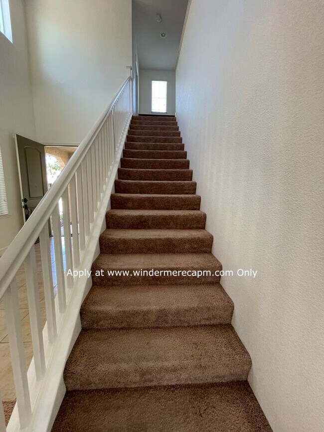 Building Photo - 4 BDRM 3 BA Bright Home with Open Kitchen ...