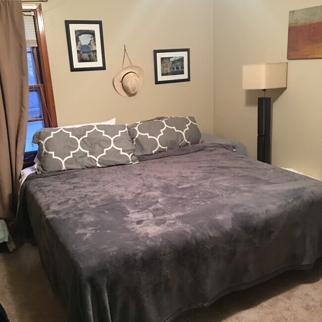 King size bed - 1700 E Menlo Blvd