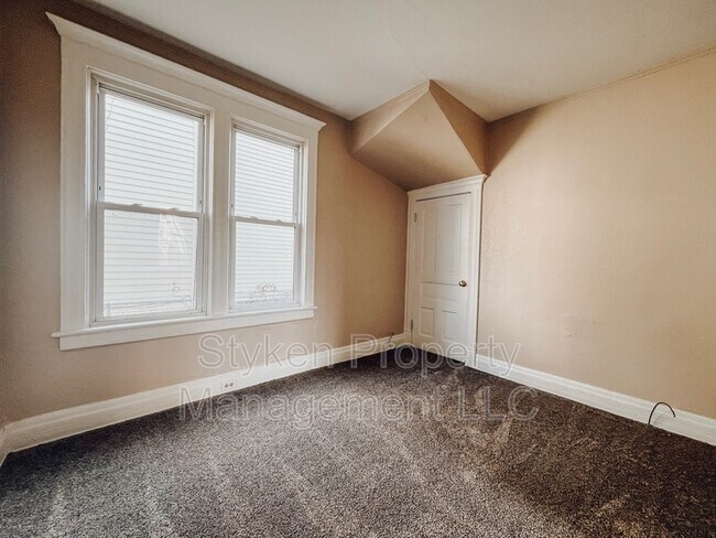 Building Photo - 185 N Entrance Ave