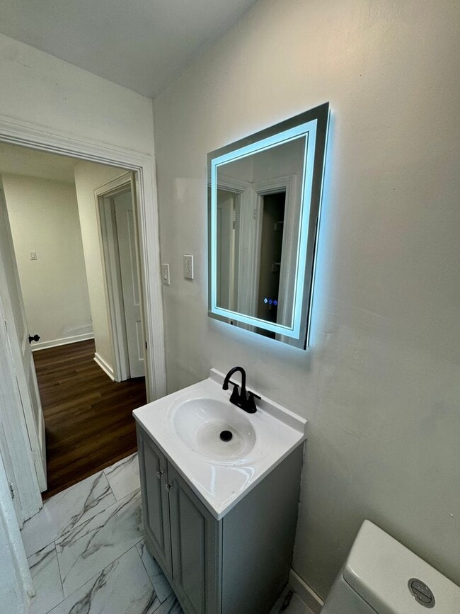 Building Photo - Adorable 2 Bed 1 Bath Home in Brookline W/dedicated office/library space!