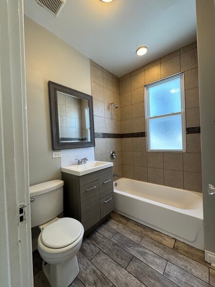 Building Photo - 5410 W Wrightwood Ave