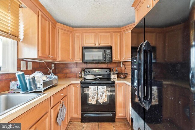 Building Photo - 327 E 9th Ave