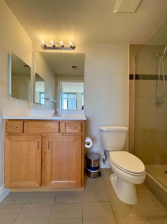 Building Photo - Spacious 2Beds/2baths Condo in the Heart o...