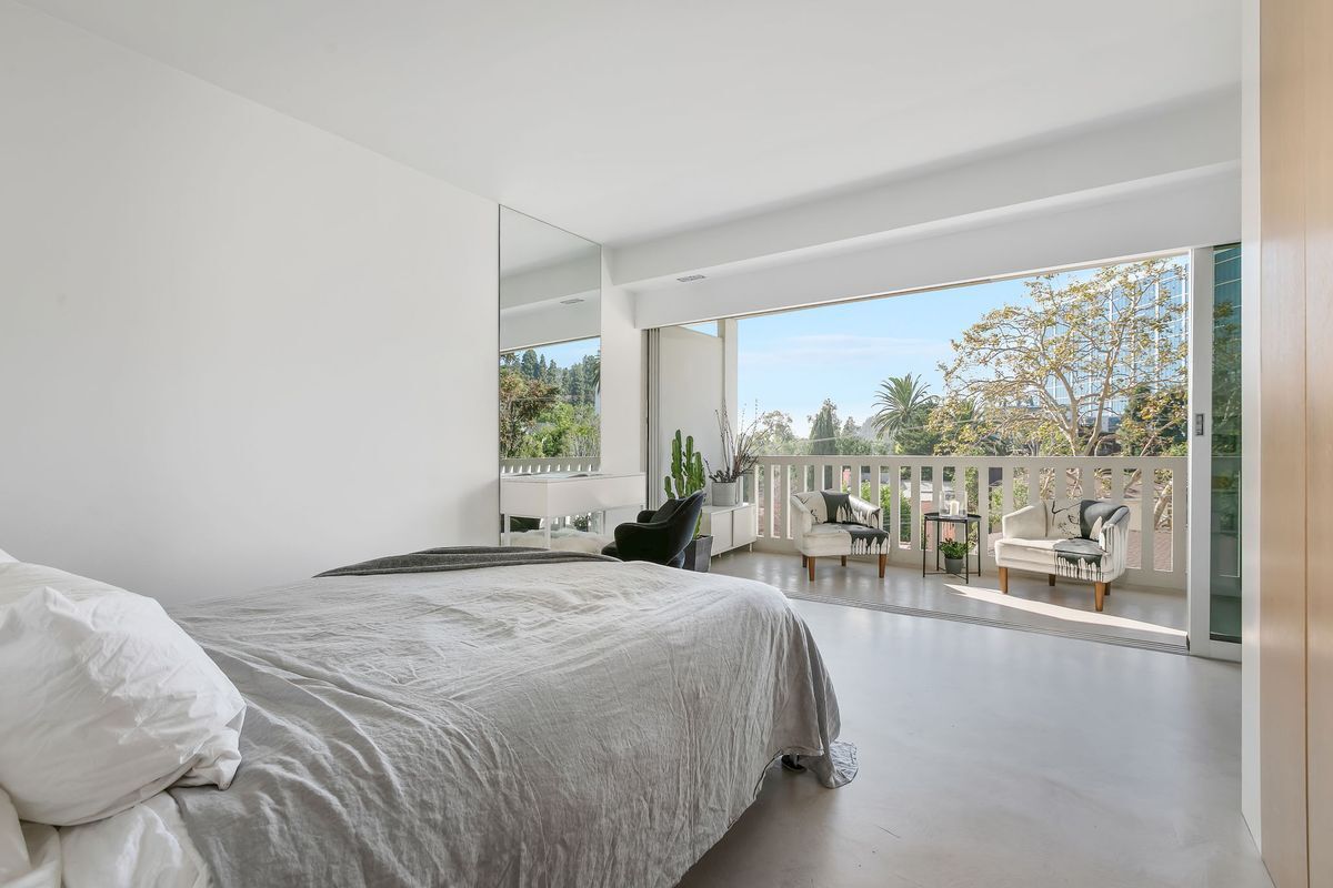 Building Photo - 999 N Doheny Dr