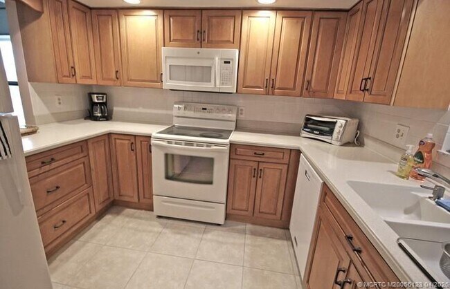 Building Photo - 300 SW South River Dr