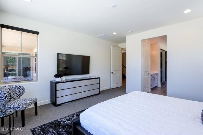 Building Photo - 948 W Yosemite Dr