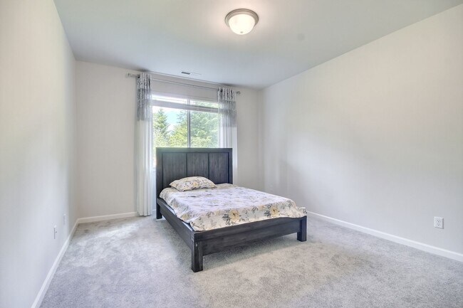 Building Photo - A true stunner in Tehaleh community!