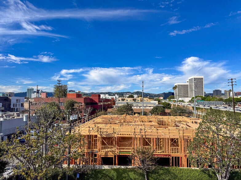 Building Photo - 2027 Beloit Ave