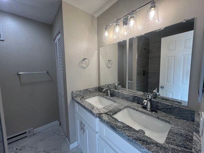 Building Photo - Spacious 2-Bed, 2-Bath Condo in Desirable ...