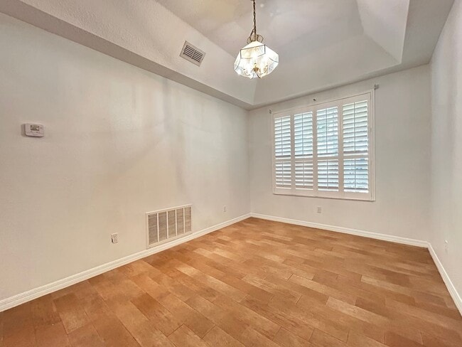 Building Photo - Beautiful Home with Water View in Eastwood!