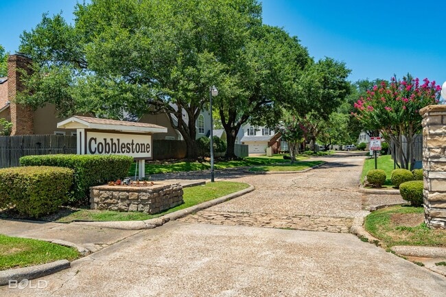 Building Photo - End Unit in Cobblestone with covered parking