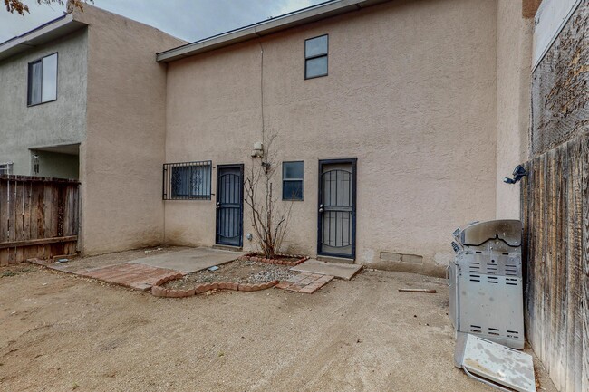 Building Photo - 208 Shawnee Ct SE