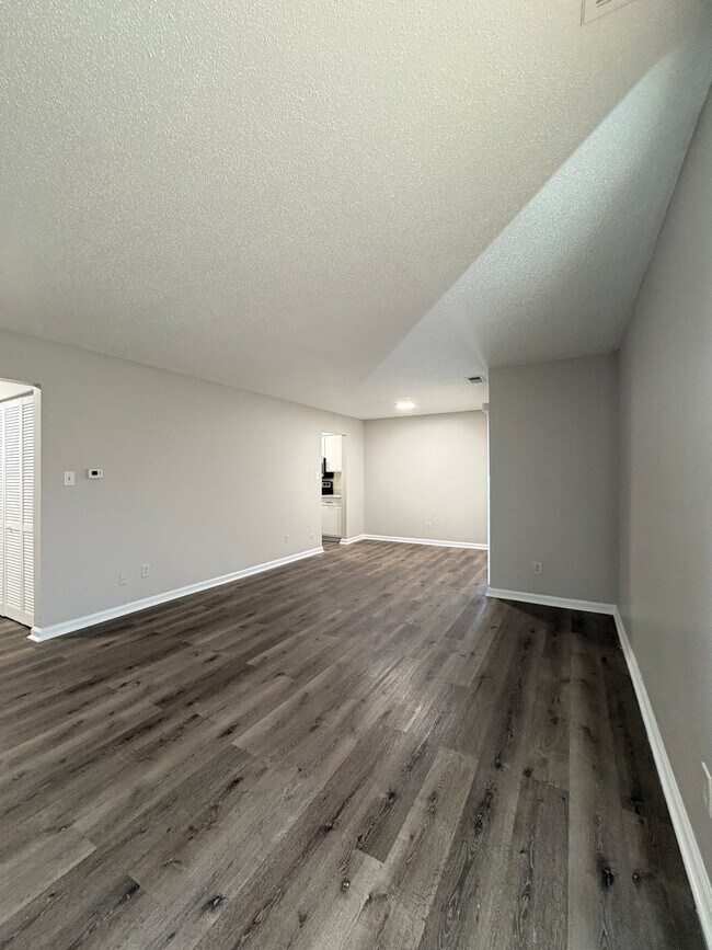 Building Photo - Bellagio West Living I