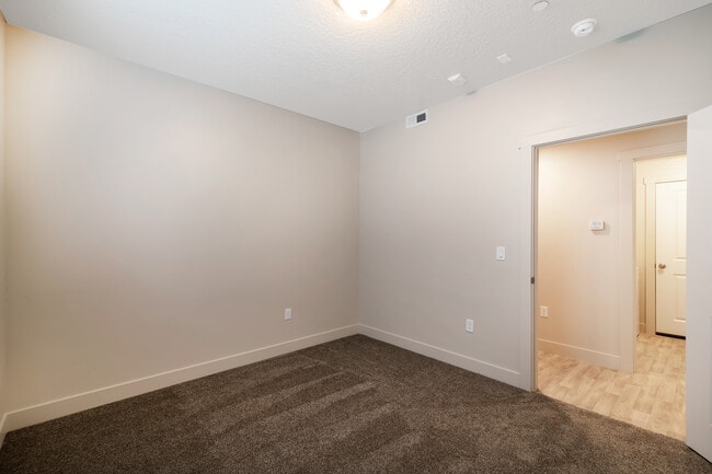 Building Photo - 154 7th St