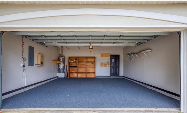 Building Photo - Summerwood!! Application and more info @ https://www.sandseekerrealty.com/long-term-rentals/. Cli...