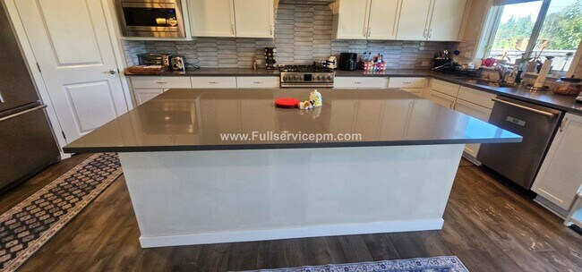 Building Photo - Newer Incredible home with all the amenities!