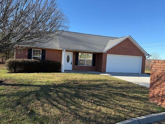 Building Photo - Great Home in Convenient Halls Location