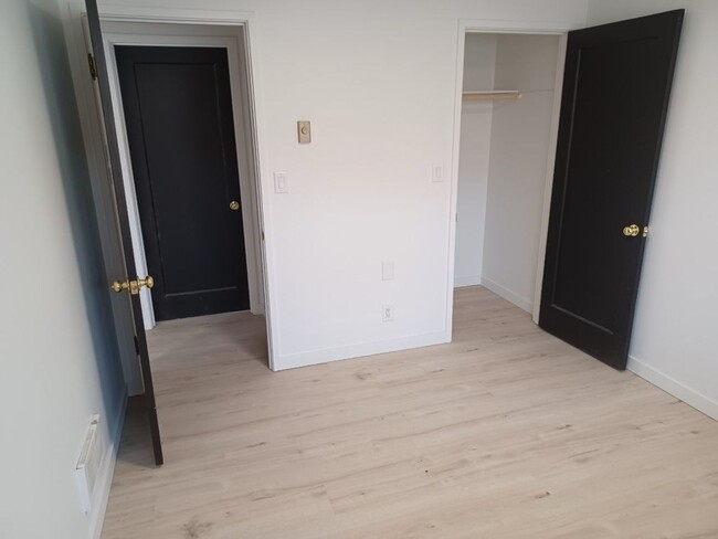 Building Photo - Remodeled! One level, 2 bdrm 1 bath end un...