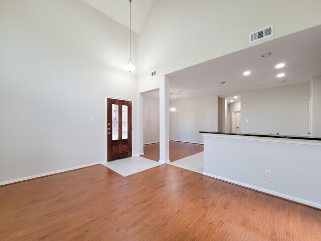 Building Photo - Gorgeous Large Floorplan with High Ceilings!
