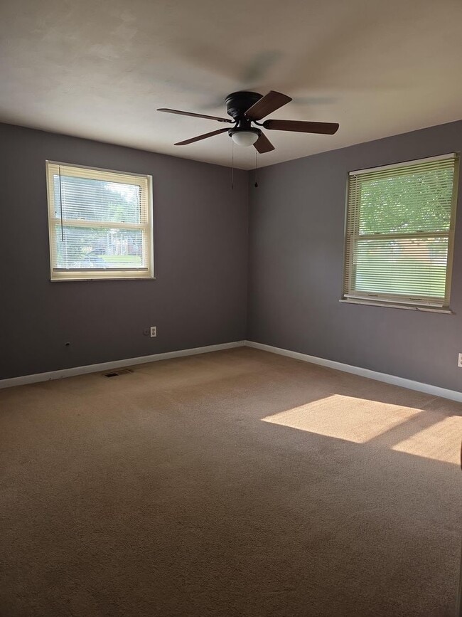 Building Photo - Great 4BR, 2BA single family home with AC ...