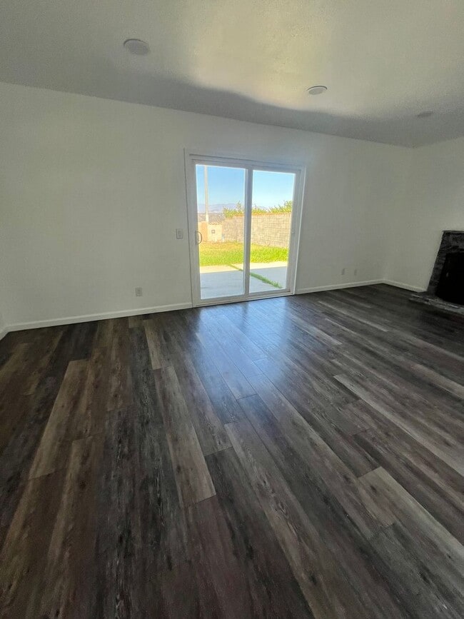 Building Photo - Oxnard - Four bedroom, two bathroom, singl...
