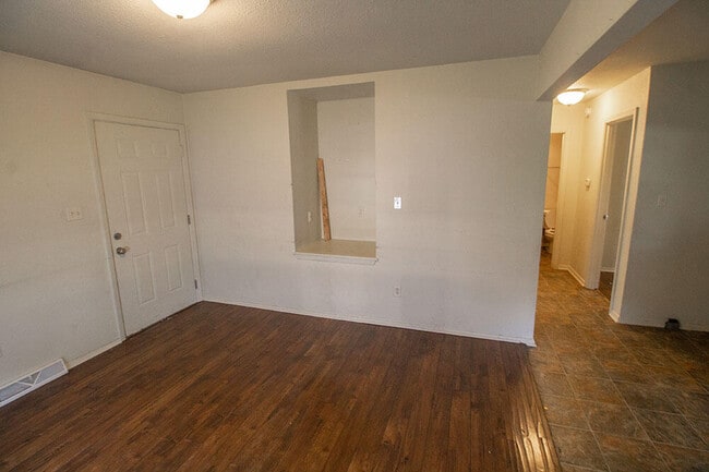 Building Photo - 1013 W Ash St