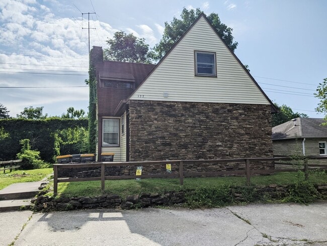 Building Photo - Clark Triplex