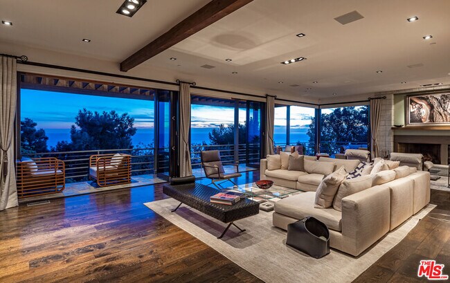 Building Photo - 3900 Villa Costera