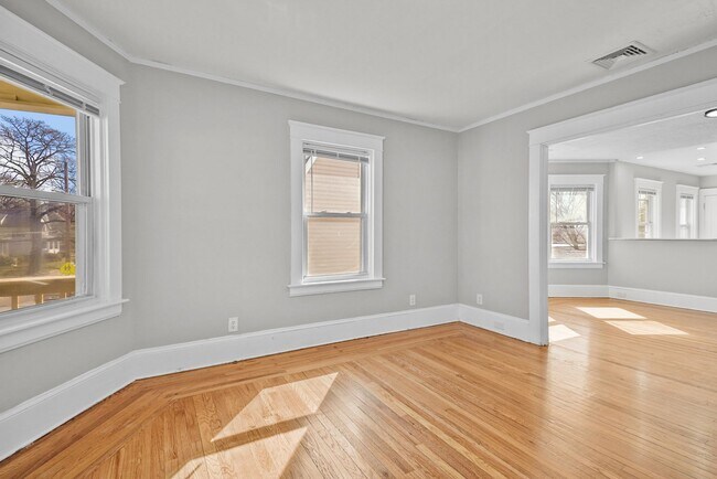 Building Photo - Completely Renovated 2 Bedroom in Elmhurst!