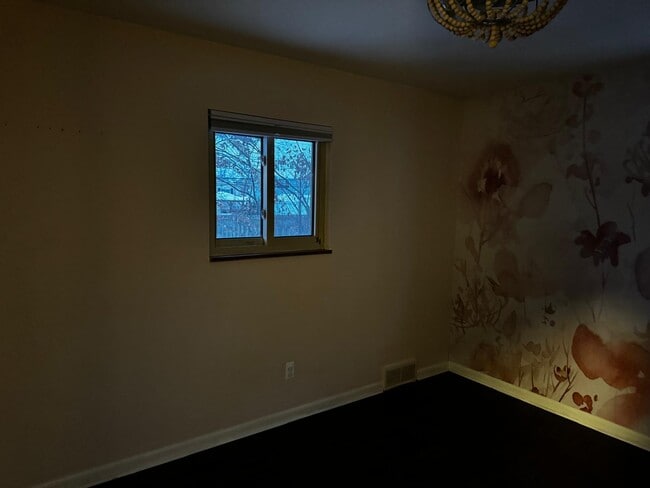 Building Photo - 608 Montrose Ave